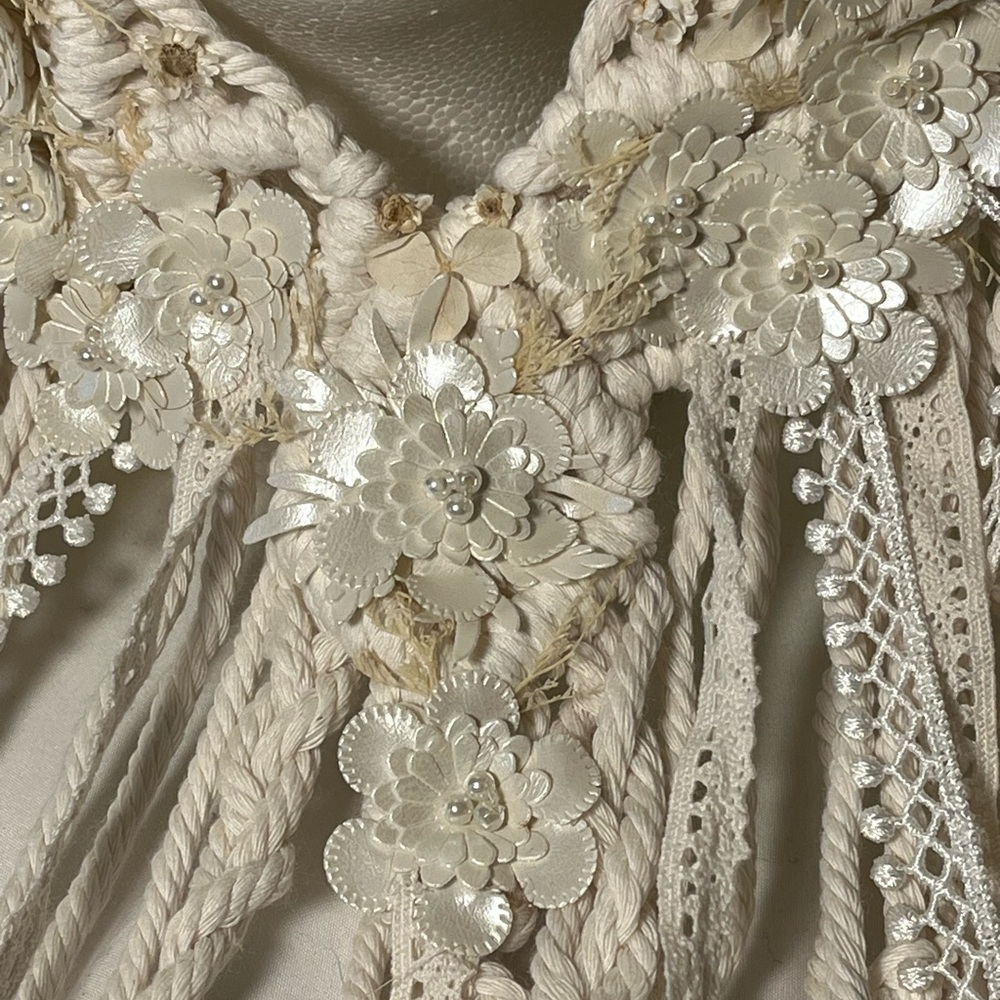 Handmade Elegant ivory boho bridal veil with accessories - Picture 2 of 15
